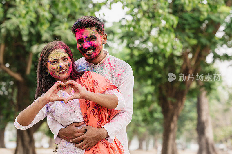 幸福有趣的爱亚洲/印度夫妇彩绘或gulal庆祝胡里节